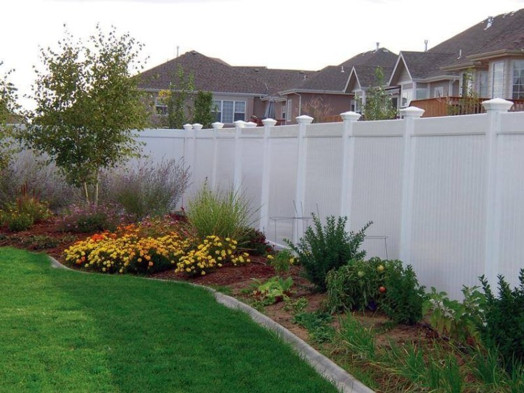 landscap_in_front_of_white_fence