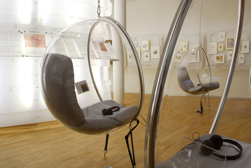 indoor_hanging_bubble_chair