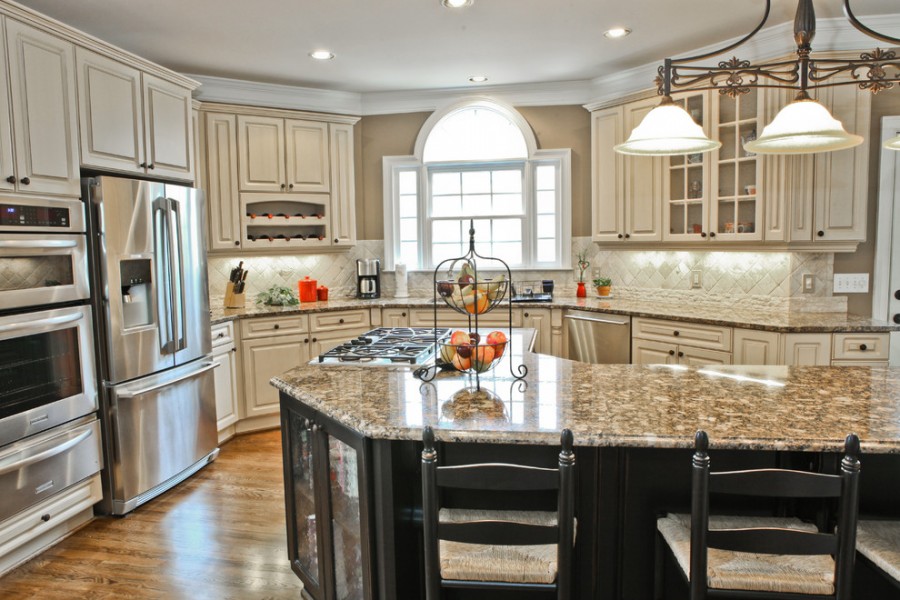 traditional_antique_white_kitchen_cabinets