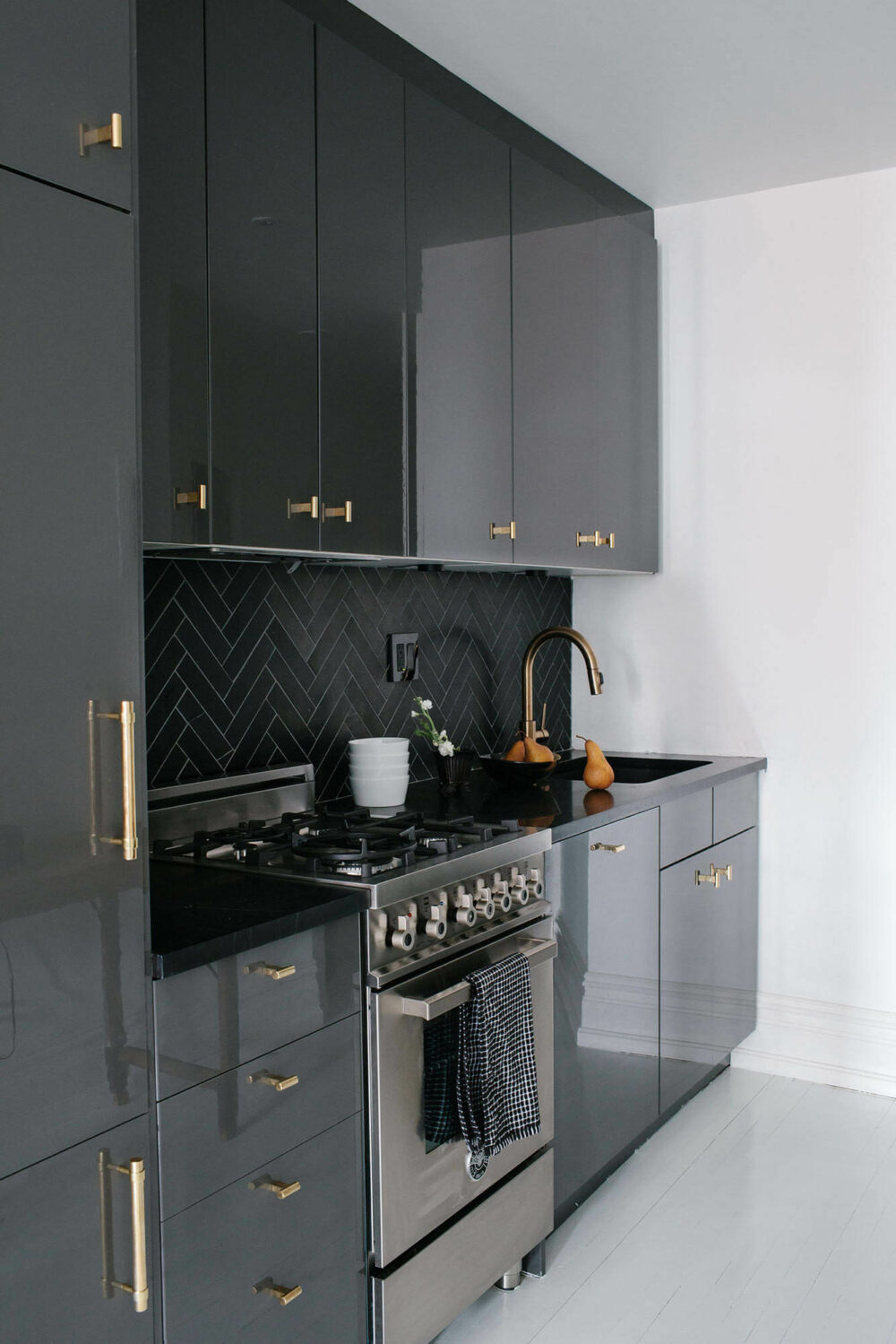 pics of black kitchen cabinets
